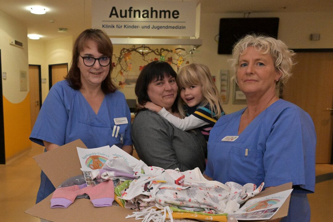 Frühchenkleidung fürs Helios Klinikum Aue - Kirsten Praedicow, leitende Oberärztin der Neonatologie, Kati Junghans mit Tochter Ella Toni und Schwester Conny Klamt (v.li.) bei der Übergabe der Frühchenkleidung. 