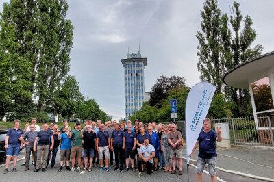 Früher waren hier 2.000 Leute tätig: Die Wema Vogtland sagt ade - Das sind die letzten Erinnerungsfotos der Wema-Belegschaft vor dem Wema-Turm in der Schenkendorfstraße in Plauen. Foto: Karsten Repert