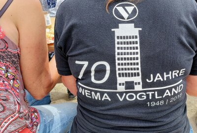 Früher waren hier 2.000 Leute tätig: Die Wema Vogtland sagt ade - Das sind die letzten Erinnerungsfotos der Wema-Belegschaft vor dem Wema-Turm in der Schenkendorfstraße in Plauen. Foto: Karsten Repert