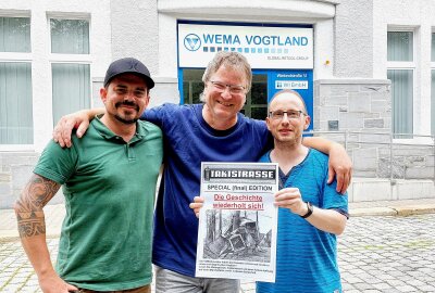 Früher waren hier 2.000 Leute tätig: Die Wema Vogtland sagt ade - Sie haben die letzte Betriebszeitung herausgegeben (von links): Mike Baunacke, Jörg Blechschmidt, Andreas Schuster. Foto: Karsten Repert