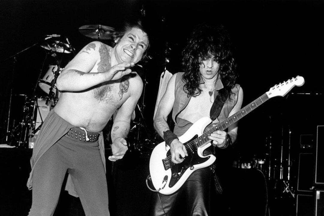 Früherer Gitarrist von Ozzy Osbourne in Las Vegas mehrfach angeschossen - Ozzy Osbourne (links) und Jake E. Lee 1983 bei einem Konzert in Kopenhagen. Nur wurde der Gitarrist angeschossen.