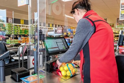 Frühlingsfest bei Norma: Discounter lockt Kunden mit Angeboten für Haus, Hof und Garten - An modernen Kassen können die Mitarbeiterinnen und Mitarbeiter heute die Artikel scannen. Früher mussten die Preise des gesamten Sortiments auswendig gelernt werden. Foto: Ralf Jerke