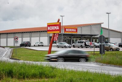 Frühlingsfest bei Norma: Discounter lockt Kunden mit Angeboten für Haus, Hof und Garten - Die Rossauer Norma-Filiale gehört durch die gute Verkehrsanbindung zu den am besten frequentierten Standorten der Handelskette. Foto: Ralf Jerke