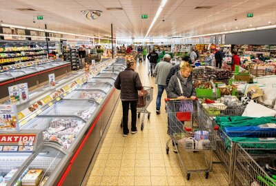 Frühlingsfest bei Norma: Discounter lockt Kunden mit Angeboten für Haus, Hof und Garten - Die Norma-Filiale in Rossau wurde im vergangenen Jahr im Rahmen einer Modernisierung mit effizienter, energiesparender Kühltechnik ausgestattet und dem anthrazitfarbenen Design der Handelskette angepasst. Foto: Ralf Jerke