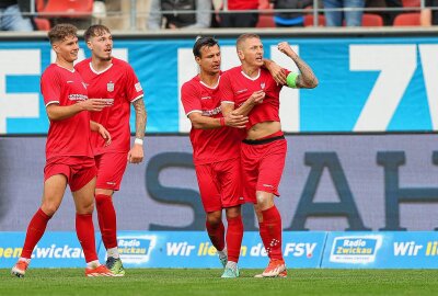 FSV: Punkteilung mit Carl-Zeiss Jena! - Tor für Zwickau, Torjuel nach dem 1:1, Torschütze Marc-Philipp Zimmermann (33, Zwickau). Foto: Picture Point/ Gabor Krieg