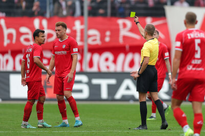  Schiedsrichter Lukas Pilz zeigt Oliver Fobassam (22, Zwickau) die Gelbe Karte. Foto: Picture Point/ Gabor Krieg