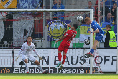 Tor für Jena, Erik Weinhauer (7, Jena) trifft zum 0:1 gegen Torhüter Lucas Hiemann (30, Zwickau). Foto: Picture Point/ Gabor Krieg