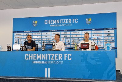 FSV-Trainer Rico Schmitt genießt historischen Befreiungsschlag an jenem "verdammten Sonntag" - Auf der PK nach dem Spiel: CFC-Trainer Christian Tiffert, CFC-Pressesprecher Henry Buschmann und FSV-Trainer Rico Schmitt (v.l.). Foto: Marcus Hansel