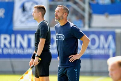 FSV-Trainer Rico Schmitt genießt historischen Befreiungsschlag an jenem "verdammten Sonntag" - CFC-Cheftrainer Christian Tiffert. Foto: Harry Härtel