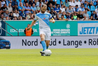 FSV-Trainer Rico Schmitt genießt historischen Befreiungsschlag an jenem "verdammten Sonntag" - Tobias Müller am Ball. Foto: Harry Härtel