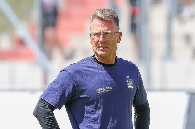 FSV verliert 1:6 gegen Zweitligist Hertha BSC - Trainer vom FSV Zwickau Rico Schmitt. Foto: PICTURE POINT / Gabor Krieg