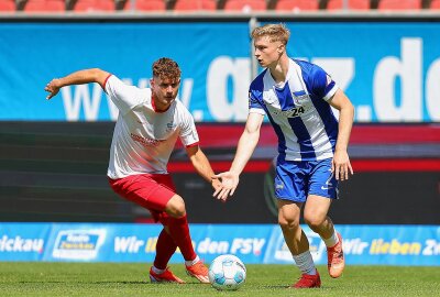 FSV verliert 1:6 gegen Zweitligist Hertha BSC - Im Bild v.l.: Jahn Herrmann (20, Zwickau) und Julian Eitschberger (2, Berlin). Foto: PICTURE POINT / Gabor Krieg