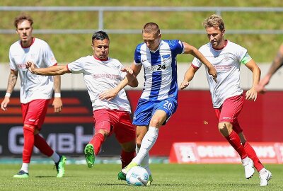 FSV verliert 1:6 gegen Zweitligist Hertha BSC - Im Bild v.l.: Andrej Startsev (15, Zwickau), Palko Darai (20, Berlin) und Mike Könnecke (13, Zwickau). Foto: PICTURE POINT / Gabor Krieg