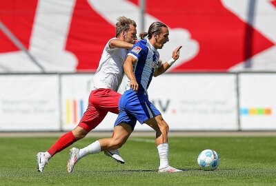 FSV verliert 1:6 gegen Zweitligist Hertha BSC - Im Bild v.l.: Mike Könnecke (13, Zwickau) und Michal Karbownik (33, Berlin). Foto: PICTURE POINT / Gabor Krieg