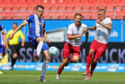 FSV verliert 1:6 gegen Zweitligist Hertha BSC - Im Bild v.l.: Pascal Klemens (41, Berlin) und Marc-Philipp Zimmermann (33, Zwickau). Foto: PICTURE POINT / Gabor Krieg