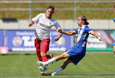 FSV verliert 1:6 gegen Zweitligist Hertha BSC - Im Bild v.l.: Jahn Herrmann (20, Zwickau) und Michal Karbownik (33, Berlin) , Foto: PICTURE POINT / Gabor Krieg