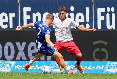 FSV verliert 1:6 gegen Zweitligist Hertha BSC - Im Bild v.l.: Julian Eitschberger (2, Berlin) und Jahn Herrmann (20, Zwickau). Foto: PICTURE POINT / Gabor Krieg