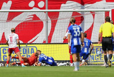 FSV verliert 1:6 gegen Zweitligist Hertha BSC - Tor für Hertha BSC, Florian Niederlechner (7, Berlin) trifft zum 0:1 gegen Torhüter Benjamin Leneis (1, Zwickau). Foto: PICTURE POINT / Gabor Krieg