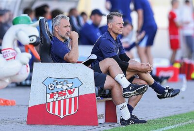 FSV verliert 1:6 gegen Zweitligist Hertha BSC - Im Bild v.l.: Co-Trainer Daniel Rupf, FSV Zwickau und Trainer Rico Schmitt (FSV Zwickau). Foto: PICTURE POINT / Gabor Krieg