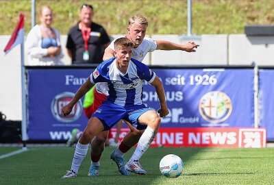 FSV verliert 1:6 gegen Zweitligist Hertha BSC - Im Bild v.l.: Gustav Christensen (26, Berlin) und Theo Gunnar Martens (11, Zwickau). Foto: PICTURE POINT / Gabor Krieg