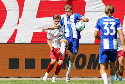 FSV verliert 1:6 gegen Zweitligist Hertha BSC - Im Bild v.l.: Kilian Senkbeil (4, Zwickau) und Luca Schuler (18, Berlin). Foto: PICTURE POINT / Gabor Krieg