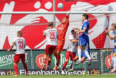 FSV verliert 1:6 gegen Zweitligist Hertha BSC - Eine Torraumszene mit Torhüter Benjamin Leneis (1, Zwickau). Foto: PICTURE POINT / Gabor Krieg