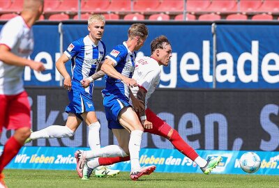 FSV verliert 1:6 gegen Zweitligist Hertha BSC - Im Bild v.l.: Luca Schuler (18, Berlin) und Sandro Sengersdorf (16, Zwickau). Foto: PICTURE POINT / Gabor Krieg