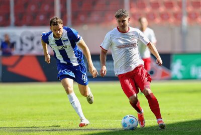 FSV verliert 1:6 gegen Zweitligist Hertha BSC - Im Bild v.l.: Pascal Klemens (41, Berlin) und Jahn Herrmann (10, Zwickau). Foto: PICTURE POINT / Gabor Krieg