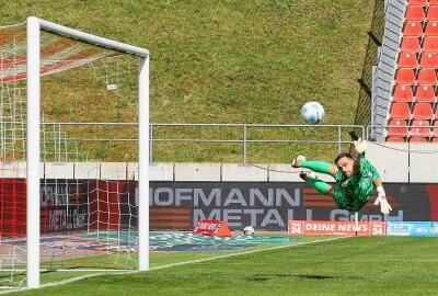 FSV verliert 1:6 gegen Zweitligist Hertha BSC - Ein Tor für Zwickau. Mike Könnecke (13, Zwickau) trifft zum 1:4 gegen Torwart Marius Gersbeck (35, Berlin). Foto: PICTURE POINT / Gabor Krieg