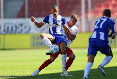 FSV verliert 1:6 gegen Zweitligist Hertha BSC - Im Bild v.l.: Derry Scherhant (36, Berlin) und Kilian Senkbeil (4, Zwickau). Foto: PICTURE POINT / Gabor Krieg