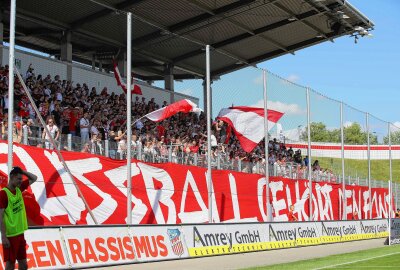 FSV verliert 1:6 gegen Zweitligist Hertha BSC - Der Fanblock von FSV Zwickau. Foto: PICTURE POINT / Gabor Krieg