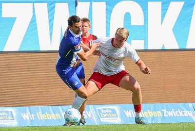 FSV verliert 1:6 gegen Zweitligist Hertha BSC - Im Bild v.l.: Smail Prevljak (9, Berlin) und Theo Gunnar Martens (11, Zwickau). Foto: PICTURE POINT / Gabor Krieg