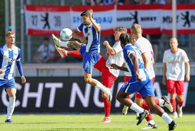 FSV verliert 1:6 gegen Zweitligist Hertha BSC - Im Bild v.l.: Kevin Sessa (8, Berlin) und Jahn Herrmann (10, Zwickau). Foto: PICTURE POINT / Gabor Krieg