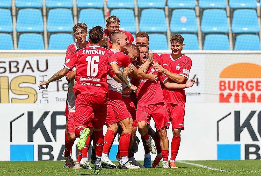 FSV Zwickau empfängt am 20. August den VFC Plauen - Torjubel beim FSV Zwickau, als der entscheidende Treffer gegen den CFC im Stadion an der Gellertstraße gefallen war.Foto: Picture Point/Gabor Krieg