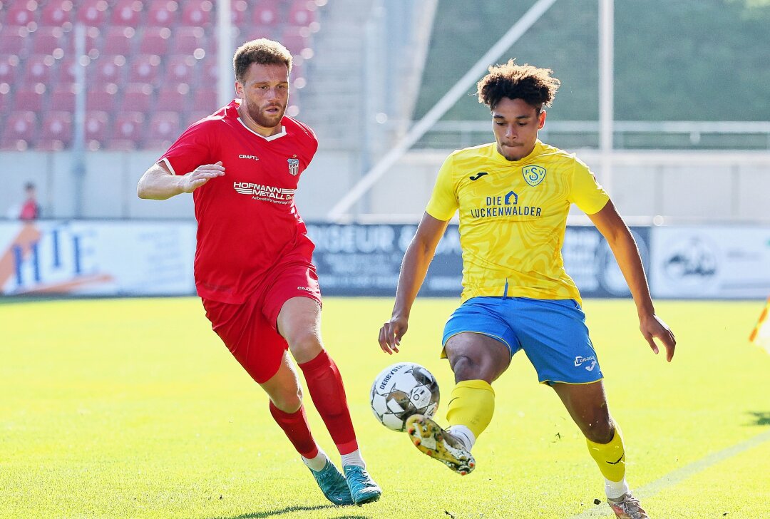 FSV Zwickau fährt in Unterzahl Heimsieg ein - Im Bild von links: Oliver Fobassam Nawe (22, Zwickau), Mateus Kolenda ( 24, Luckenwalde). Foto: Sven Sonntag / Picture Point