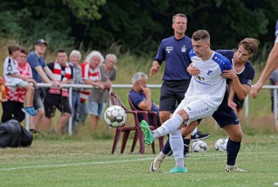 FSV Zwickau gewinnt Test in Glauchau - Lukas Eixler (FSV Zwickau) und Jonas Mack (VfB Empor Glauchau). Foto: Andreas Kretschel 