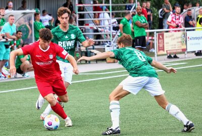 FSV Zwickau gewinnt Testspiel deutlich - Der Zwickauer Randolf Riesen (l.) setzt sich hier gegen Sören Dittrich von der FSG Dresden Leuben durch. Foto: Knut Berger