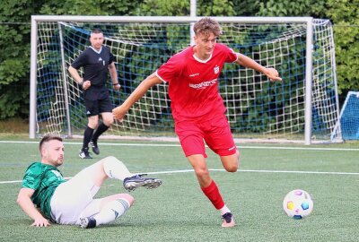 FSV Zwickau gewinnt Testspiel deutlich - Hier zieht der Zwickauer Lukas Eixler ab, kommt in dieser Situation aber nicht zum Torerfolg. Er traf dafür kurz vor der Pause. Foto: Knut Berger