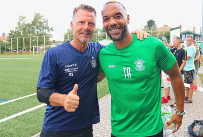 FSV Zwickau gewinnt Testspiel deutlich - Vor dem Spiel begrüßten sich die Cheftrainer Rico Schmitt (FSV Zwickau/l.) und Daniel Gunkel (FSG Wacker Dresden Leuben/r.). Foto: Knut Berger