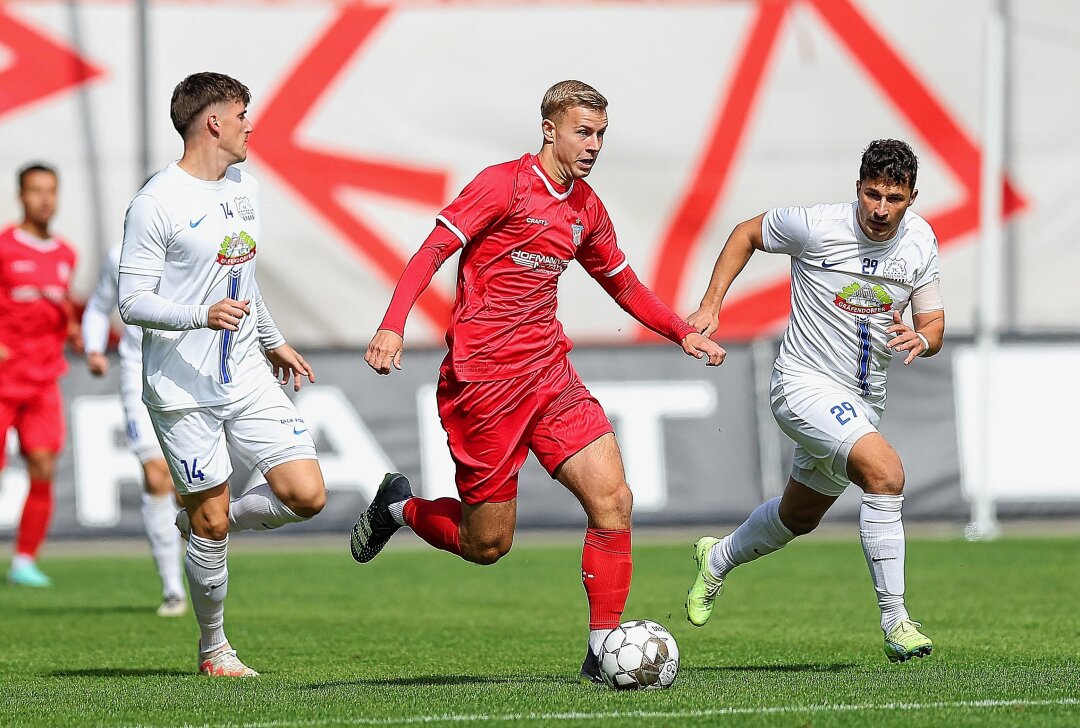 FSV Zwickau holt wichtigen Heimsieg - FSV Zwickau gegen FC Eilenburg. Im Bild v.l.: Moritz Kretzer ( 14, Eilenburg), Maximilian Somnitz (8, Zwickau) und Michael Schlicht ( 29, Eilenburg). Foto: Picture Point