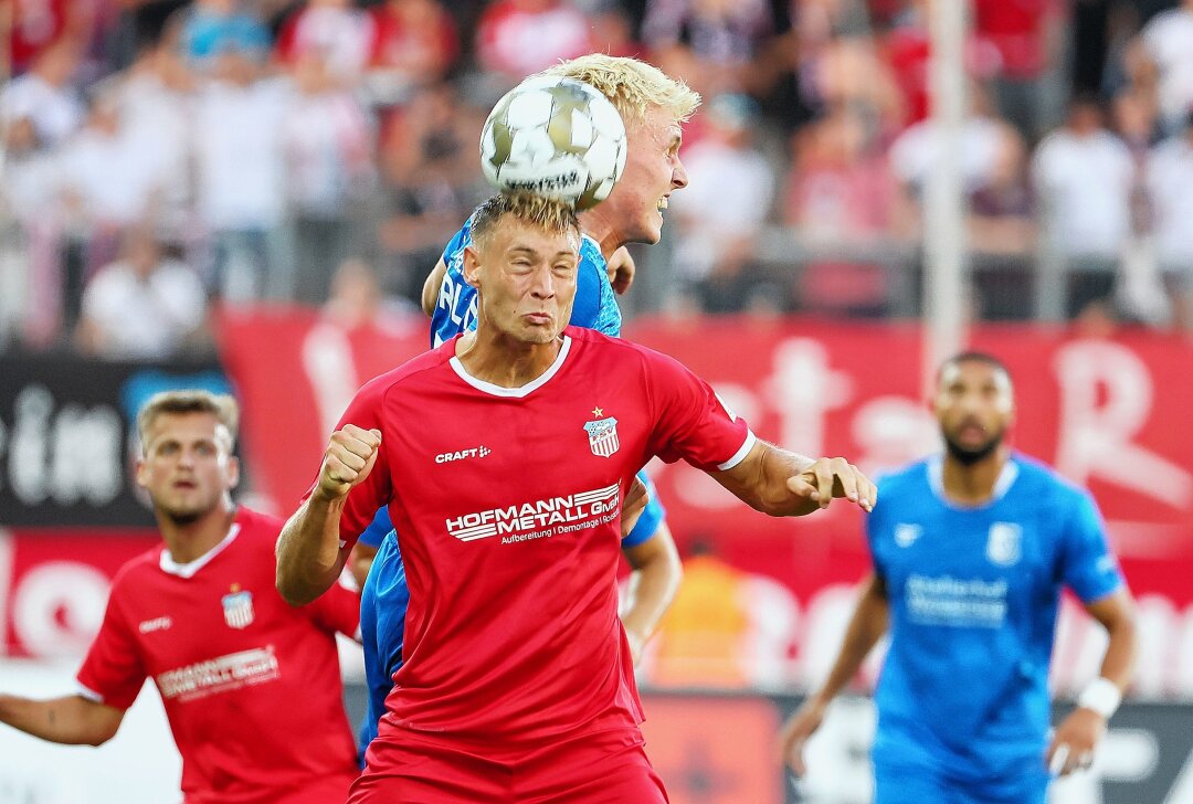 FSV Zwickau kassiert deutliche Heimpleite - Der FSV Zwickau spielt gegen den VSG Altglienicke. Im Bild von vorn: Felix Pilger (29, Zwickau), Paul Manske ( 7, Altglienicke). Foto: Picture Point