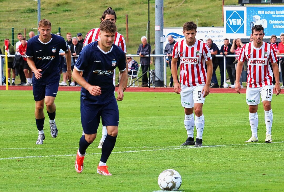 FSV Zwickau kassiert deutliche Niederlage - Jahn Herrmann verwandelte einen Elfmeter zum zwischenzeitlichen 1:0 für Zwickau. Foto: Knut Berger