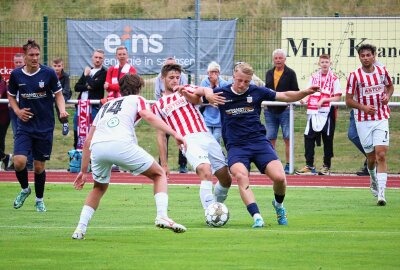 FSV Zwickau kassiert deutliche Niederlage - Die Zwickauer hier mit Theo Martens (dunkles Trikot, Mitte) hatten gegen Viktoria Zizkov einen schweren Stand. Foto: Knut Berger