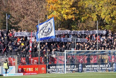 FSV Zwickau mit filmreifen Auftritt in Babelsberg - Vor dem Spiel präsentierten die FSV-Ultras geklaute Fahnen der Babelsberger. Foto: Marcus Hengst