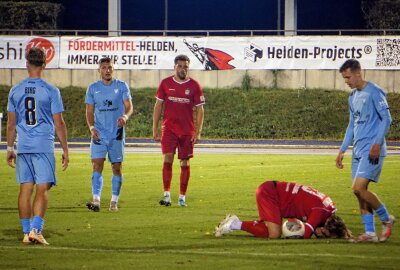 FSV Zwickau mit Punkteteilung gegen die Viktoria - Für die Schwäne war es phasenweise ein hartes Duell, so bekam in der zweiten Halbzeit unter anderem Schlüsselburg etwas ab. Foto: Marcus Hengst