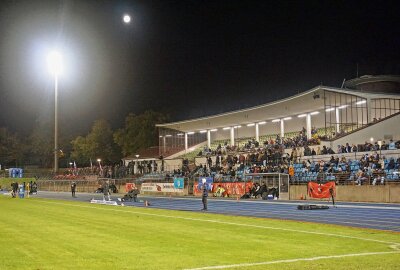 FSV Zwickau mit Punkteteilung gegen die Viktoria - Im "Stadion Lichterfelde" fanden sich am Mittwochabend 630 Zuschauer ein, darunter weilten knapp 300 FSV-Zwickau-Fans. Foto: Marcus Hengst