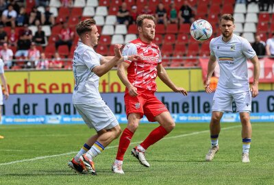 FSV Zwickau verliert hitziges Duell gegen Jena - Im Bild v.l.: Justin Petermann (17, Jena) und Mike Könnecke / Koennecke (13, Zwickau) , Foto: Picture Point / R. Petzsche