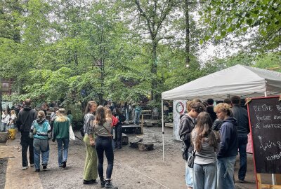 Fuego a la Isla 2024 - Neue Location, gleiche Leidenschaft - Trotz des Wetters ließen sich die Besucher ihre Laune nicht verderben. Foto: Emily Rusche