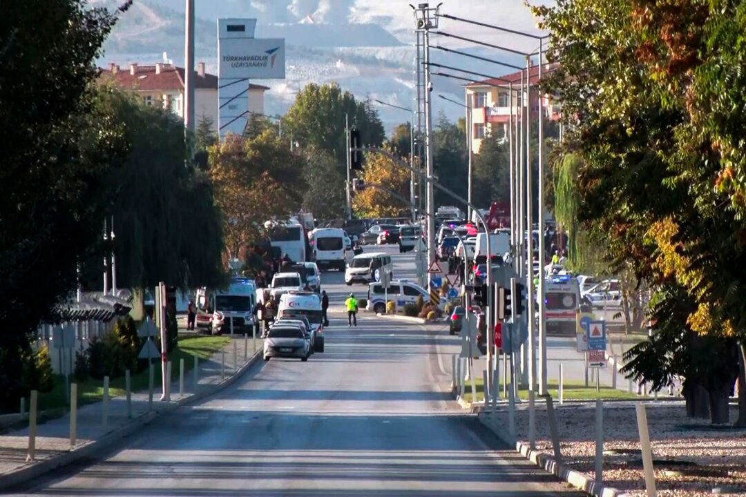 Fünf Tote bei Anschlag auf Rüstungsfirma in der Türkei - Rettungsteams und Polizeibeamte sind am Stadtrand vor dem Unternehmensgelände im Einsatz.