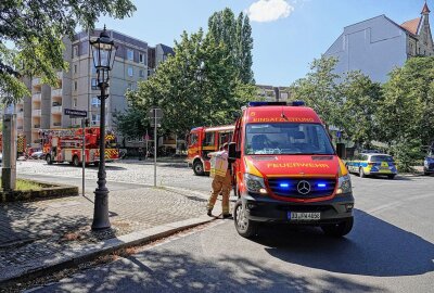 Fünf Verletzte bei Brand in Mehrfamilienhaus - Als die ersten Einsatzkräfte die Einsatzstelle erreichten, trafen sie Personen im Treppenraum an, welche bereits ihre Wohnungen verlassen und daraufhin giftigen Brandrauch eingeatmet hatten. Foto: Roland Halkasch